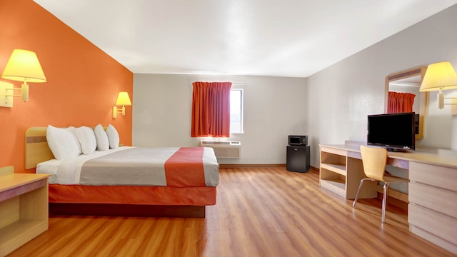 1 King Bed | Non-Smoking, Micfridge