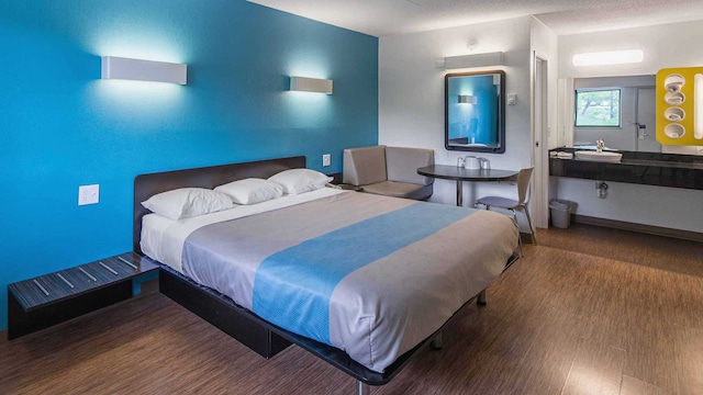 1 King Bed | Non-Smoking