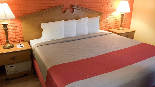 1 King Bed | Non-Smoking