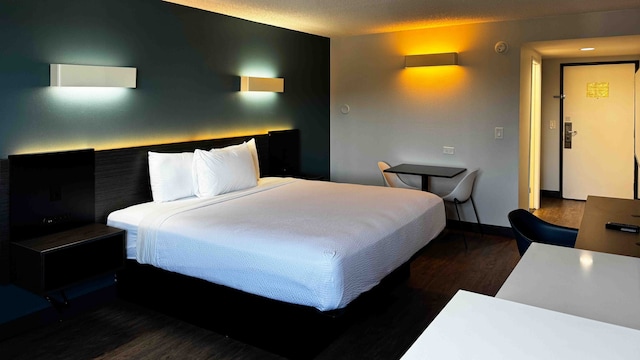 1 King Bed | Non-Smoking, Micfridge