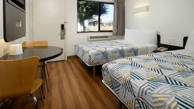 2 Full Beds | Micfridge