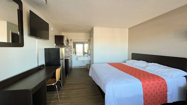 1 King Bed | Non-Smoking, Kitchen