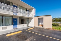 Motel 6 Connellys Springs, NC