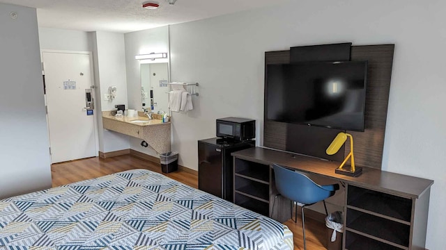 1 Queen Bed | ADA/RI Shower/Micfridge