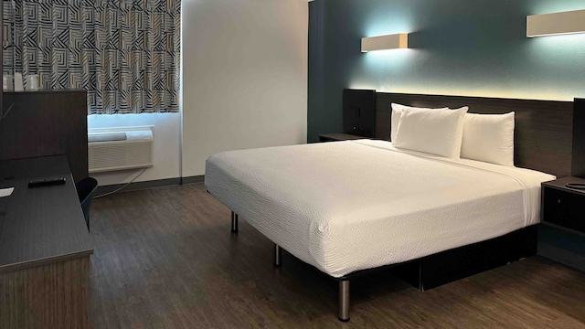 1 King Bed | Mobil Access Tub Nsmk Micfridg