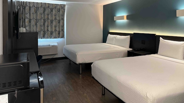 2 Queen Beds | Mobil Access Tub Nsmk Micfridg