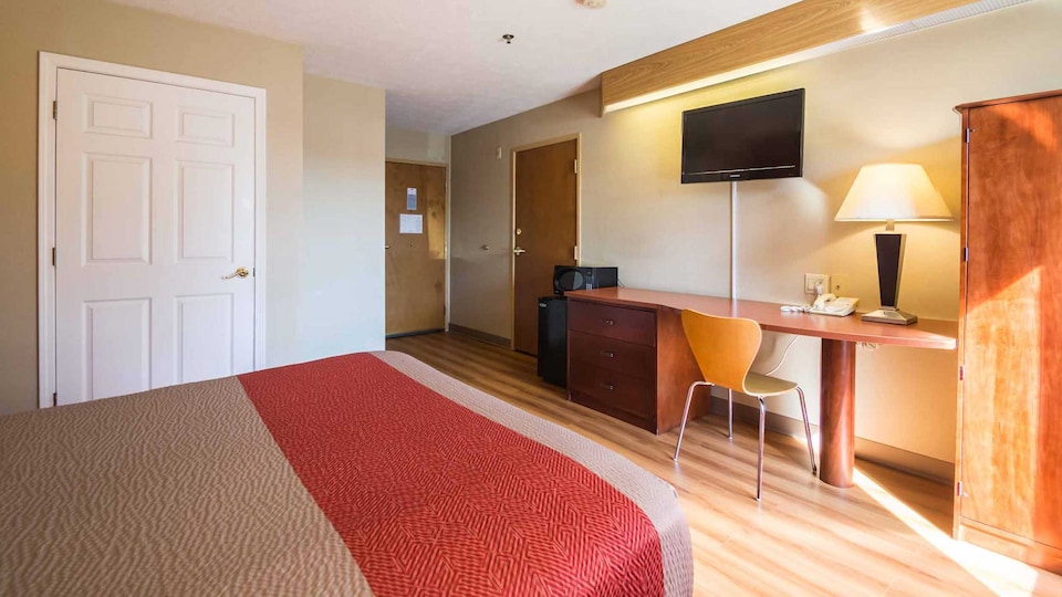 Motel 6 Indianapolis, IN - Airport, C46202, Indianapolis IN