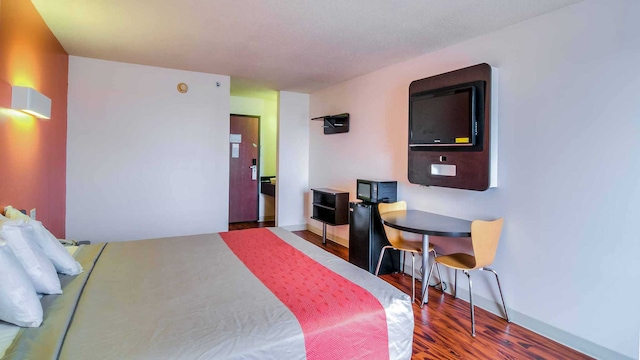 1 King Bed | Non-Smoking