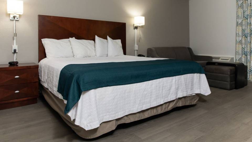 1 King Bed | Non-Smoking, Kitchen