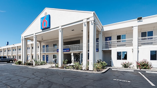 Motel 6 Martinsburg, WV