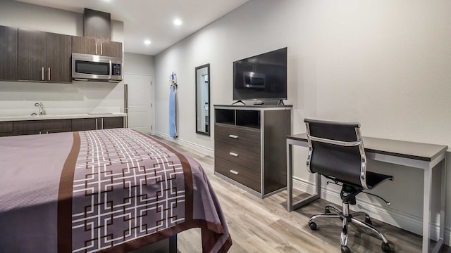 1 King Bed | Smoking, Kitchen