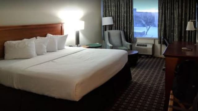 1 King Bed | Mobil Access Tub Nsmk Micfridg