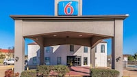 Motel 6 Ennis, TX
