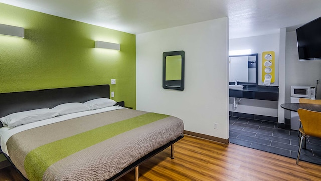 1 King Bed | Smoking, Micfridge