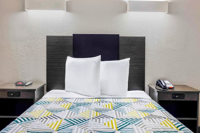 1 Queen Bed | ADA/RI Shower/Nsmk/Kitchen