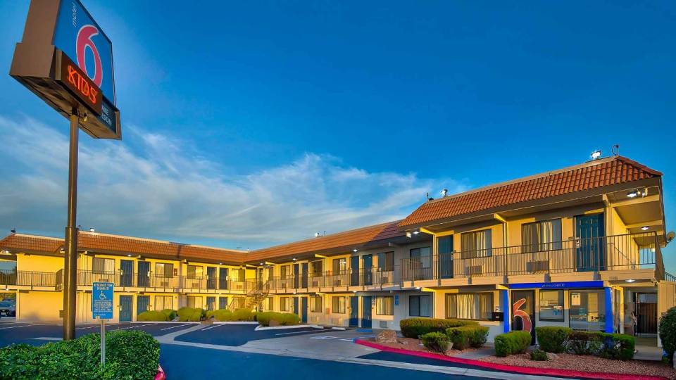 Motel 6 Six Flags