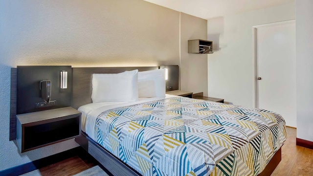 1 Queen Bed | Micfridge