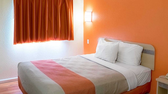 1 QUEEN BED | MOBILITY ACCESSIBLE TUB NSMK