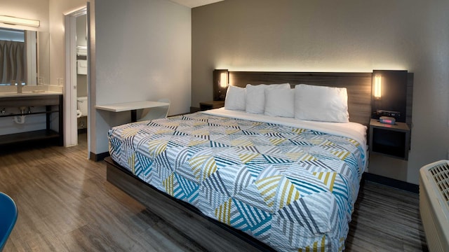 1 King Bed | Smoking, Kitchen