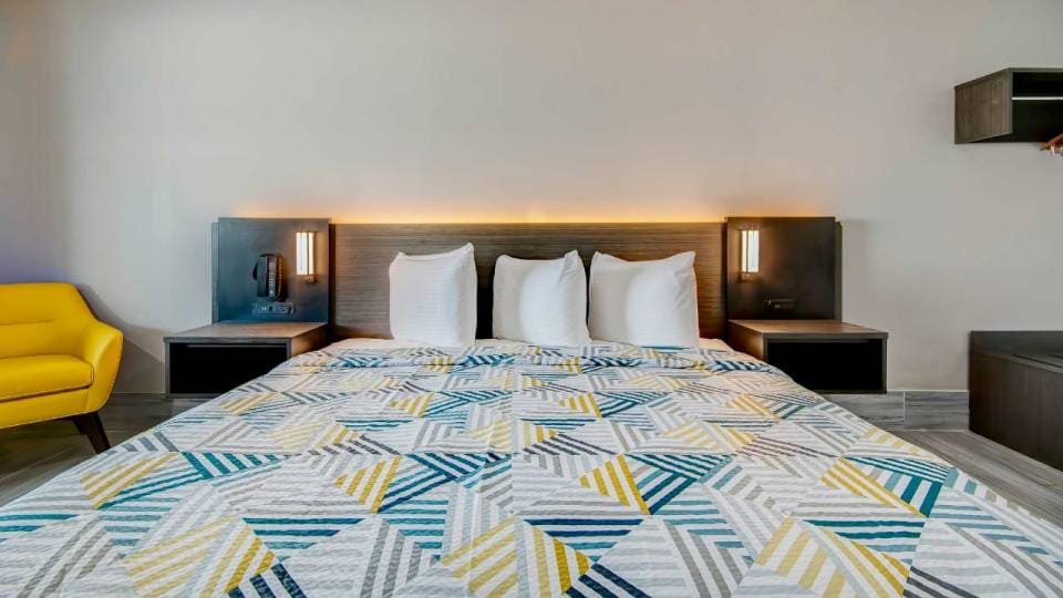 1 King Bed | Mobility Accessible RI Shower Nsmk