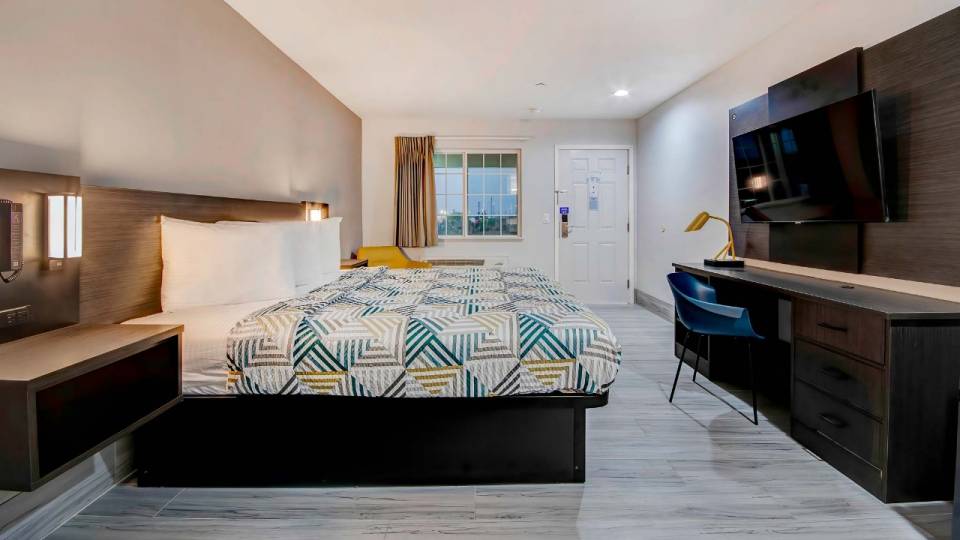1 King Bed | Non-Smoking