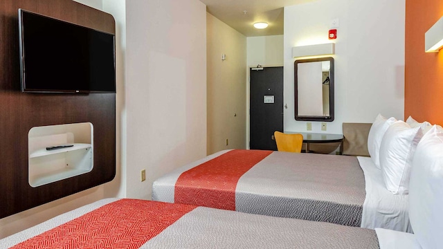 2 CAMAS QUEEN | MINI NEVERA NO FUMADORES