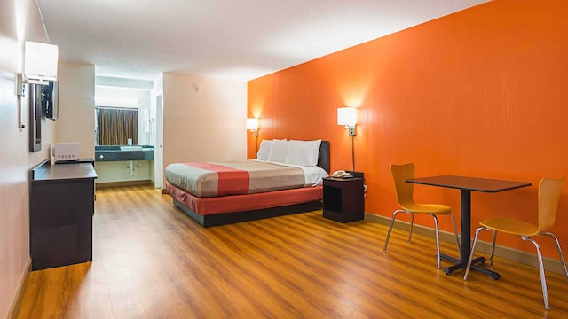 1 King Bed | Mob Acc RI Shwr Nsmk Micfridg