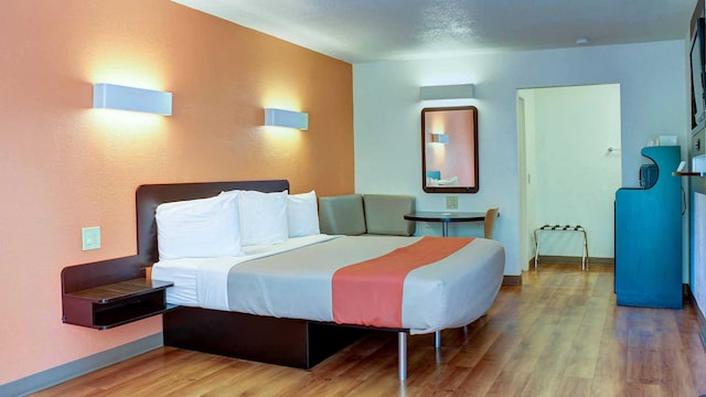 1 KING BED | NON-SMOKING