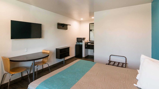 1 Queen Bed | Smoking, Micfridge