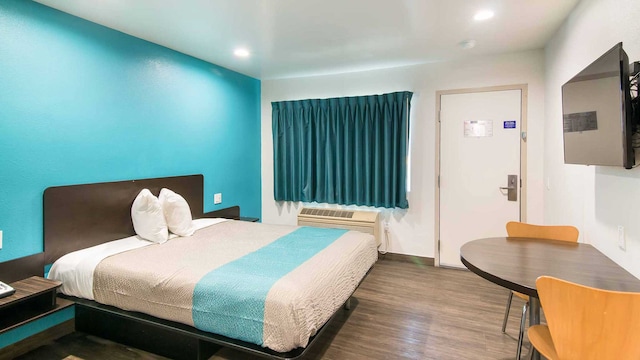 1 King Bed | Non-Smoking, Micfridge