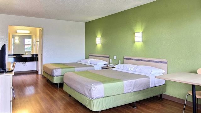 2 Queen Beds | Micfridge