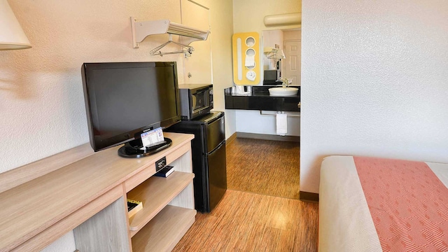 1 Queen Bed | Premium, Micfridge