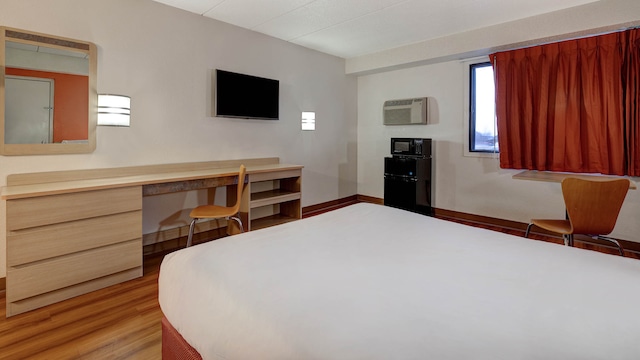 1 Queen Bed | Micfridge