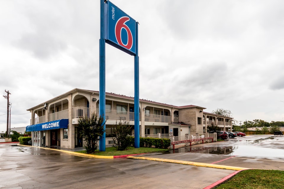 Motel 6 San Antonio, TX - Frost Bank Center, C78201, San-Antonio