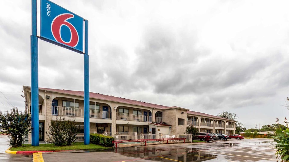 Motel 6 San Antonio, TX - Frost Bank Center, C78201, San-Antonio
