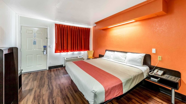 1 King Bed | Smoking