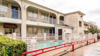 Motel 6 San Antonio, TX - Frost Bank Center