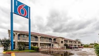 Motel 6 San Antonio, TX - Frost Bank Center