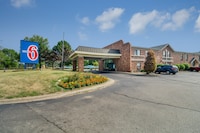 Motel 6 Waukegan, IL
