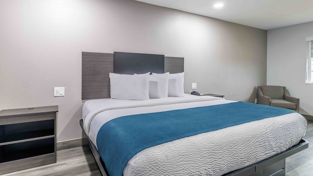 1 King Bed | Mobil Acc Tub Ste Nsmk Kitchen