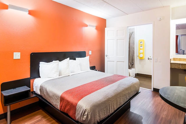 1 KING BED | MOBILITY ACC TUB SMK MICFRIDGE