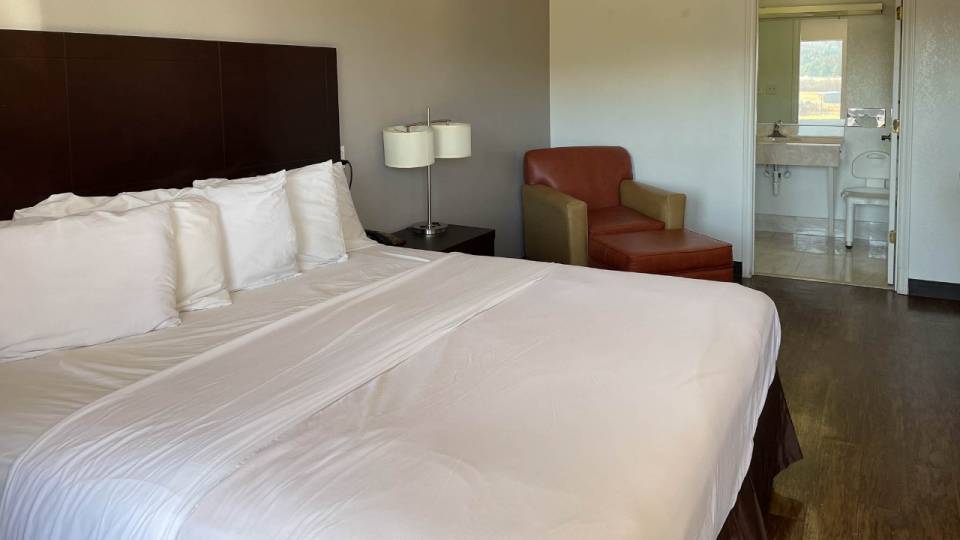 1 King Bed | Mobil Access Tub Nsmk Micfridg
