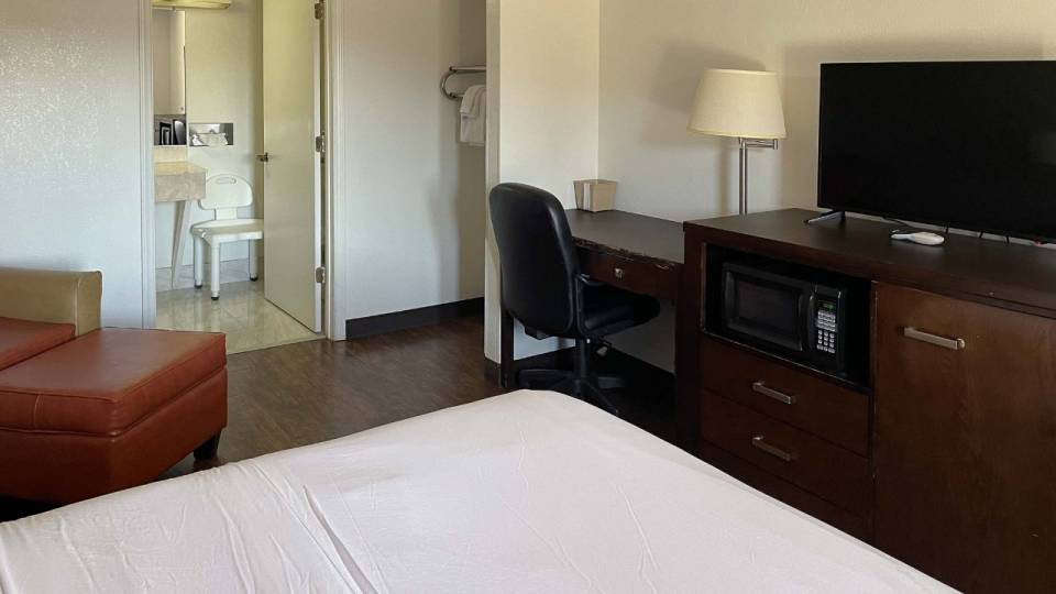 1 Queen Bed | Non-Smoking, Micfridge, Sofa-Bed