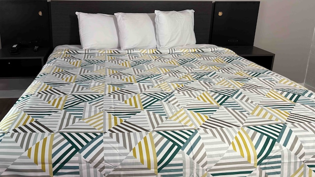 1 King Bed | Smoking