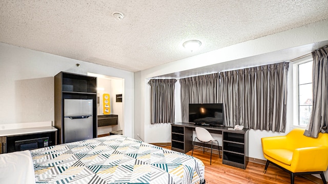 1 Queen Bed | Micfridge