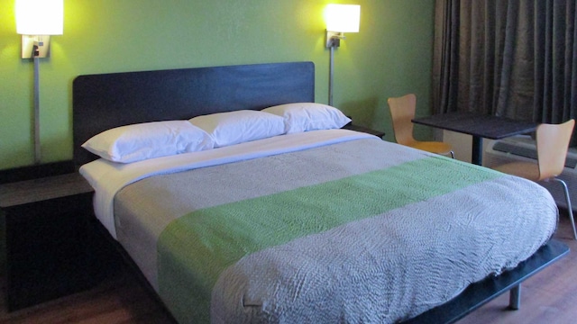 1 KING BED | NON-SMOKING, MICFRIDGE