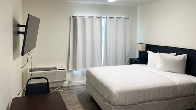 1 Queen Bed | Mobil Access Tub Nsmk Kitchen 