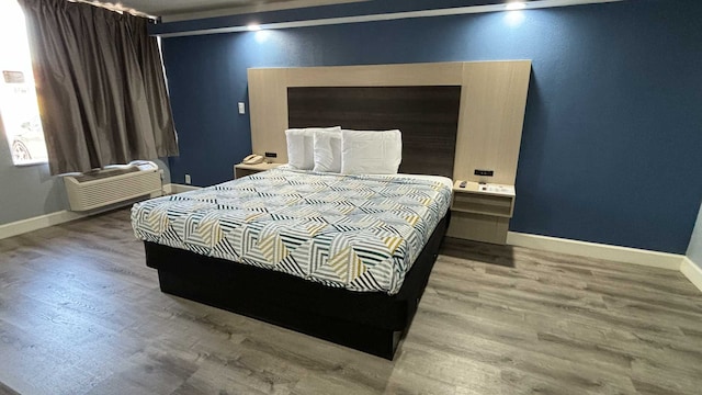 1 King Bed | Smoking, Hot Tub, Micfridge