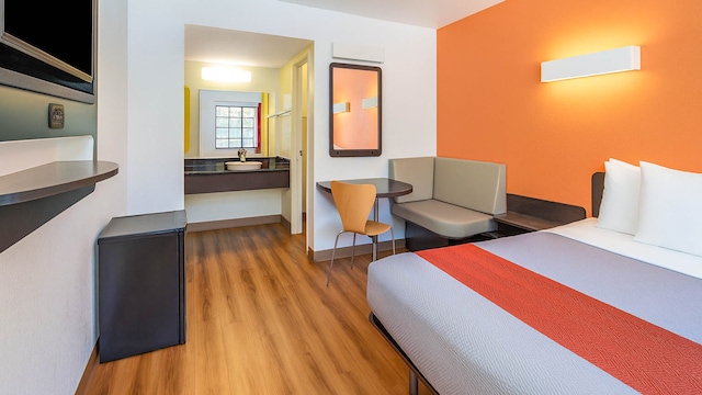 1 Queen Bed | Premium, Mini Fridge