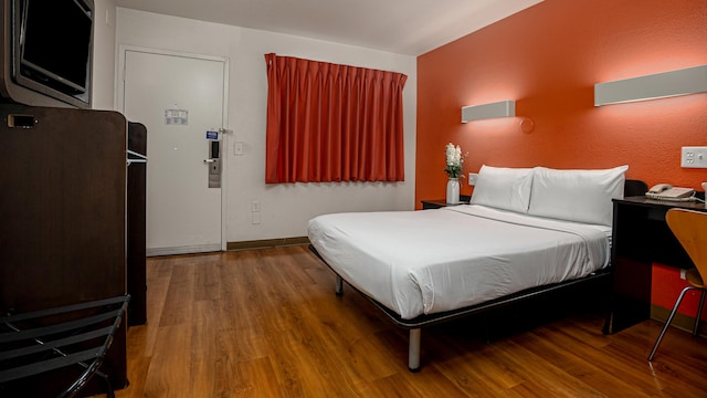 1 Queen Bed | Micfridge